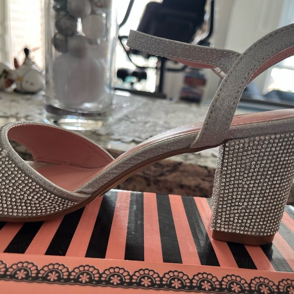 Worn once size 8.5 dazzle Rhinestone 3inch sandals - Picture 7 of 8